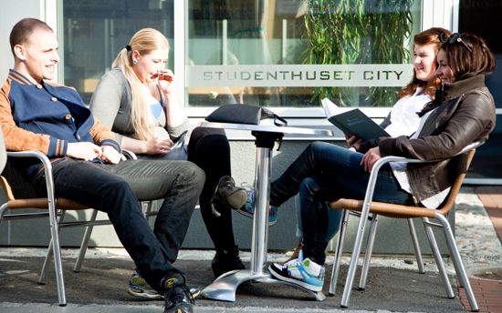 Students outside a Cafe - Campus Alta