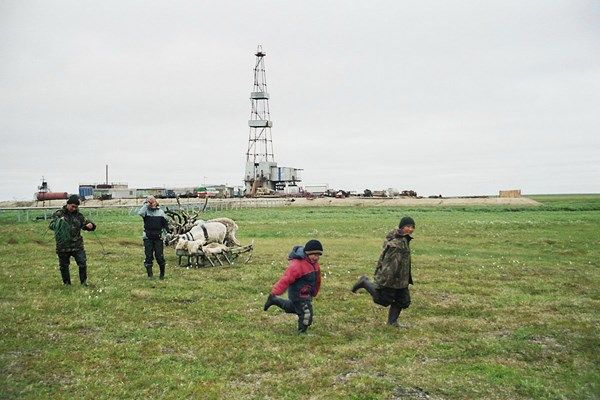 stammler-children-from-camp-2-playing-on-a-pasture-close-to-an-oil-rig-on-the-toravei-deposit-nenets-ao-barents-region-russia