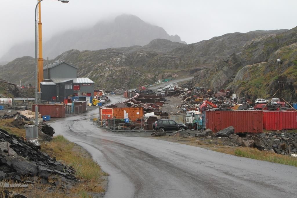 Junkyard for recycling. Another contaminated area in Sismiut studied by ARTEK.