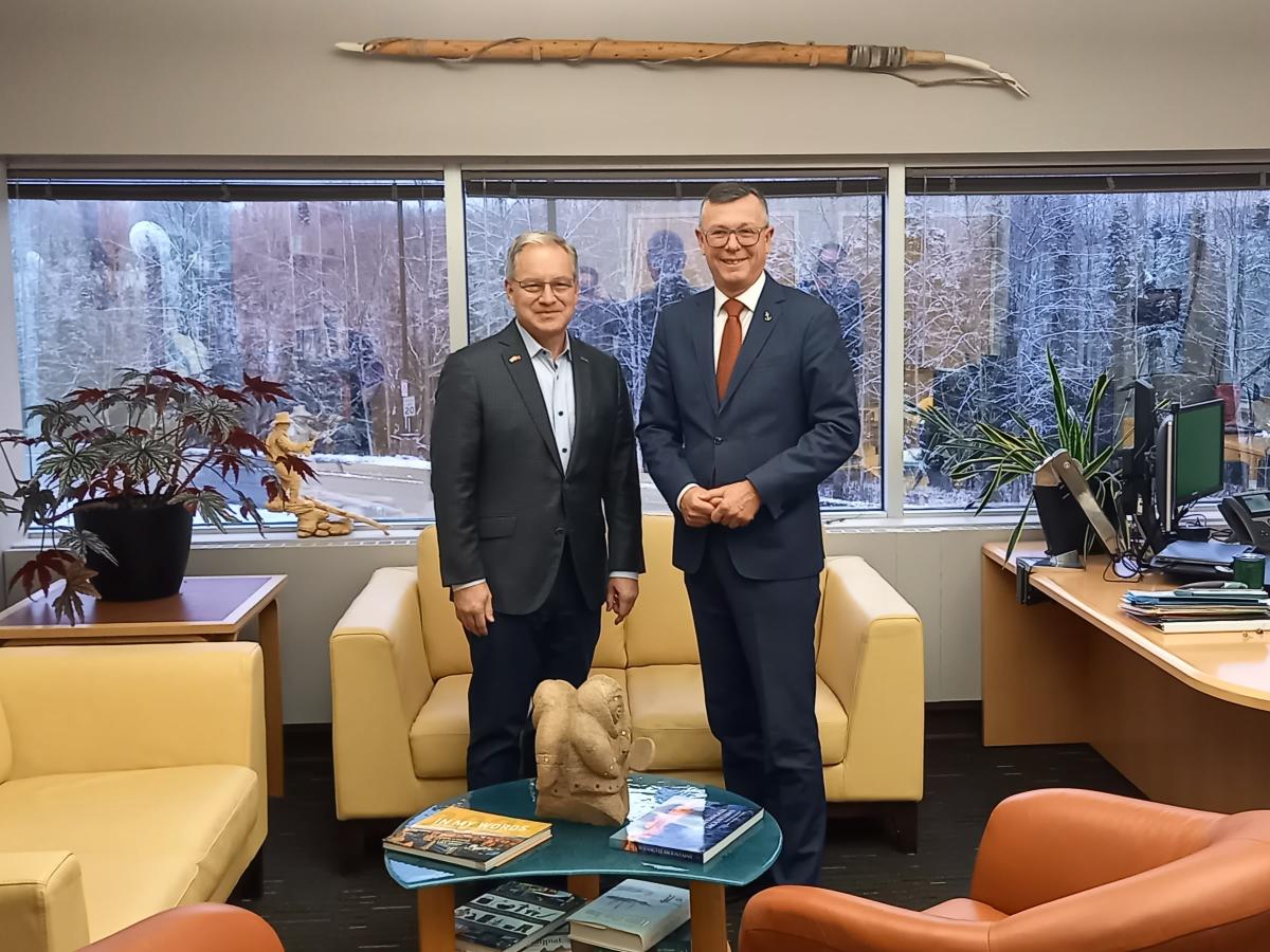 Renewed MoU agreement: Sean Parnell, Chancellor at UAA (t.v) and Rector at UiT, Dag Rune Olsen.
FOTO: KIM BREDESEN / UIT