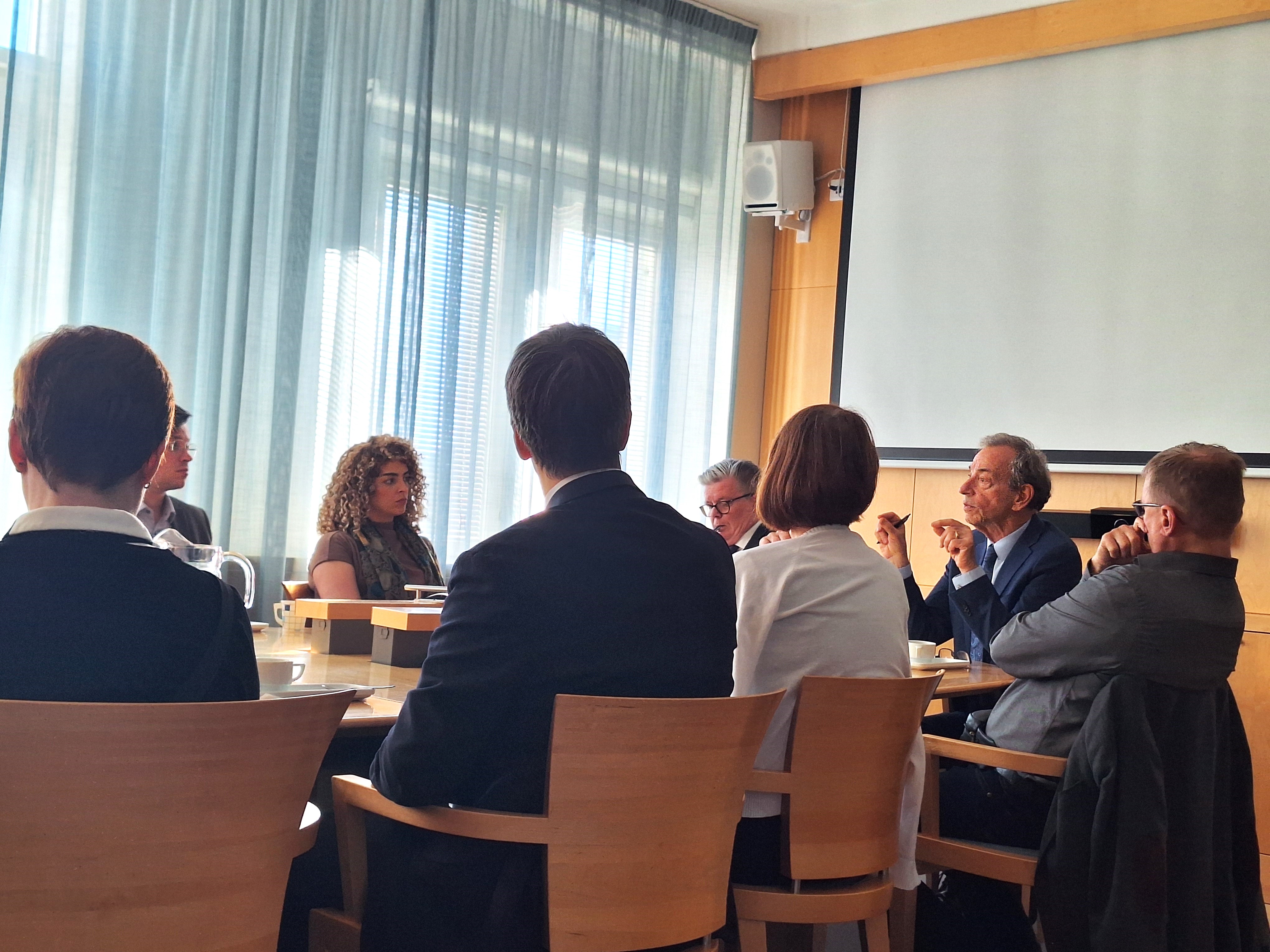 Roundtablediscussionphoto (1)