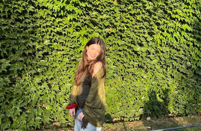 Zsofi photo in front of leaves